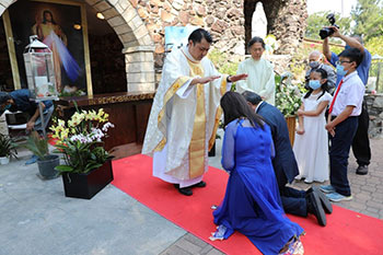 Fr. Thinh Ngo, SVD, blesses his parents at his first Mass as a newly ordained priest