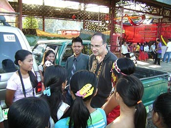 Fr Bob Kisala, SVD talks with a group of young people in the Philippines