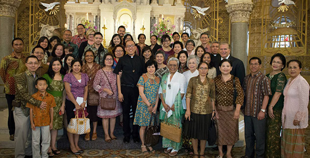 Fransiskus' supporters on the day of his first vows